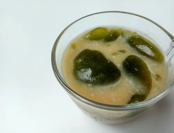 来自印度尼西亚的绿草果冻饮料 配以椰奶和液态棕榈糖 装在透明的杯子里 — 图库照片