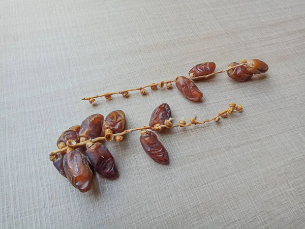 Deglet Nour Dates Royal Dates Fates Fruits Phoenix Dactylifera Attached — стоковое фото