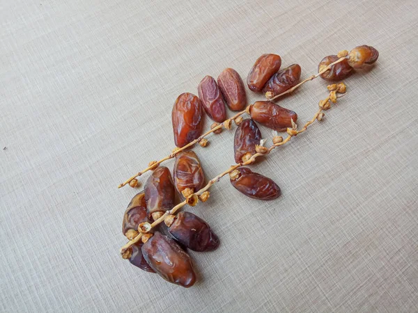 Deglet Nour Dates Dates Royales Fruits Phoenix Dactylifera Attachés Sur — Photo