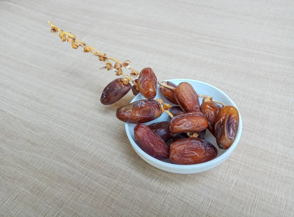 Deglet Nour Dates Royal Dates Dates Fruits Phoenix Dactylifera Attached — Stock Photo, Image