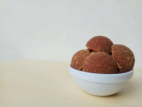 白玉の中に半玉形のグラ ジャワ砂糖 赤砂糖 パームシュガー — ストック写真