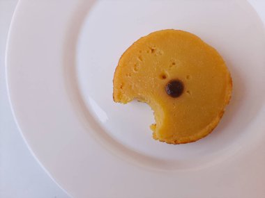 Kue Lumpur veya Mud Cake. Endonezya 'da geleneksel pasta. Patates, un, hindistan cevizi sütü ve yumurtadan yapılmış. Beyaz arkaplanda izole edilmiş.