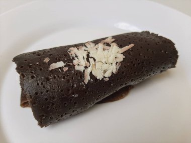 Dadar Gulung Pisang Cokelat, ya da muz ve çikolata soslu rulo tatlı omlet. Endonezya 'dan geleneksel atıştırmalıklar. Beyaz arkaplanda izole edilmiş.