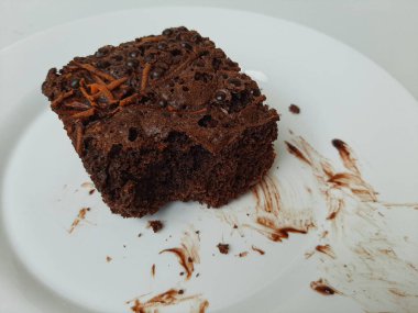 Karışık çikolata soslu ve kırıntılı kek. Beyaz arkaplanda izole edilmiş.