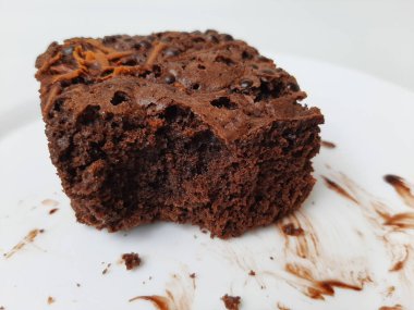 Karışık çikolata soslu ve kırıntılı kek. Beyaz arkaplanda izole edilmiş.