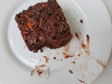 Karışık çikolata soslu ve kırıntılı kek. Beyaz arkaplanda izole edilmiş.