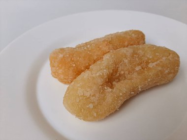 Getas, Endonezya 'dan geleneksel bir pasta. Rendelenmiş hindistan cevizi ve pirinç unundan yapılmış, sonra kızartılmış ve şekere batırılmış. Beyaz arka planda izole edilmiş. Üst görünüm veya düz uzanma