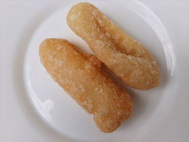 Getas, Endonezya 'dan geleneksel bir pasta. Rendelenmiş hindistan cevizi ve pirinç unundan yapılmış, sonra kızartılmış ve şekere batırılmış. Beyaz arka planda izole edilmiş. Üst görünüm veya düz uzanma