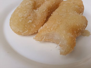 Getas, Endonezya 'dan geleneksel bir pasta. Rendelenmiş hindistan cevizi ve pirinç unundan yapılmış, sonra kızartılmış ve şekere batırılmış. Beyaz arka planda izole edilmiş. Üst görünüm veya düz uzanma