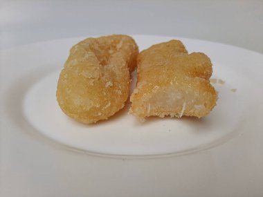 Getas, Endonezya 'dan geleneksel bir pasta. Rendelenmiş hindistan cevizi ve pirinç unundan yapılmış, sonra kızartılmış ve şekere batırılmış. Beyaz arka planda izole edilmiş. Üst görünüm veya düz uzanma