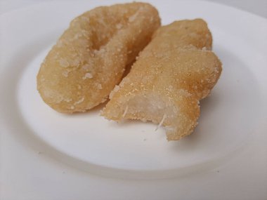 Getas, Endonezya 'dan geleneksel bir pasta. Rendelenmiş hindistan cevizi ve pirinç unundan yapılmış, sonra kızartılmış ve şekere batırılmış. Beyaz arka planda izole edilmiş. Üst görünüm veya düz uzanma