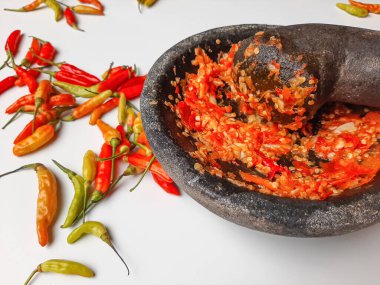 Endonezya 'dan gelme Sambal ya da geleneksel biber sosu. Taş havan ve tokmak ile yeni yapılmış. Kuş gözü kırmızı biber yayıldı.