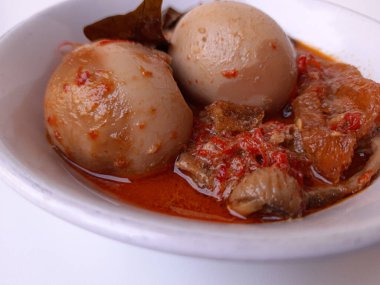 Endonezya yemeği, sambal goreng ati olarak adlandırılır. Tavuk taşlığı, biber, haşlanmış yumurta, hindistan cevizi sütü ve krupuk kulit (inek derisinin yumuşak içi) içerir. Bayram için özel yemek. Seçici odak.