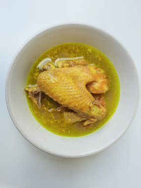 Hindistancevizi sütüyle öğütülmüş tavuk. Opor Ayam adlı Endonezya yemeği. Bayram için imza tabağı getirdim. Beyaz arkaplanda izole edilmiş.