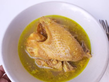 Hindistancevizi sütüyle öğütülmüş tavuk. Opor Ayam adlı Endonezya yemeği. Bayram için imza tabağı getirdim. Beyaz arkaplanda izole edilmiş.