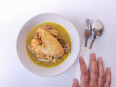 Hindistancevizi sütüyle öğütülmüş tavuk. Opor Ayam adlı Endonezya yemeği. Bayram için imza tabağı getirdim. Beyaz arkaplanda izole edilmiş.