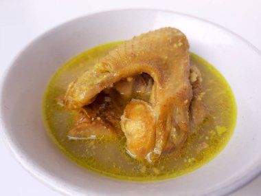 Hindistancevizi sütüyle öğütülmüş tavuk. Opor Ayam adlı Endonezya yemeği. Bayram için imza tabağı getirdim. Beyaz arkaplanda izole edilmiş.