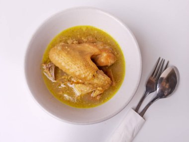 Hindistancevizi sütüyle öğütülmüş tavuk. Opor Ayam adlı Endonezya yemeği. Bayram için imza tabağı getirdim. Beyaz arkaplanda izole edilmiş.