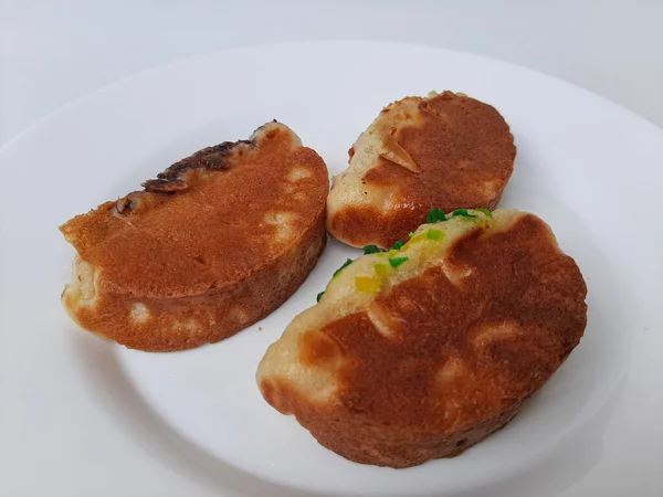 Pukis Pancake Tradizionale Indonesiano Con Vari Condimenti Sul Piatto Bianco — Foto Stock