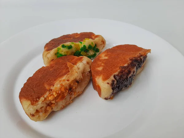 Pukis Pancake Tradizionale Indonesiano Con Vari Condimenti Sul Piatto Bianco — Foto Stock