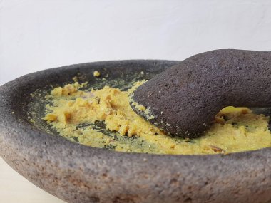 Baharat püresi, sarımsak, mum, tuz ve biberden. El yapımı, geleneksel olarak taş havan mermisiyle yapılır. Endonezya mutfağı için temel baharat