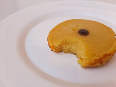 Kue Lumpur veya Mud Cake. Endonezya 'da geleneksel pasta. Patates, un, hindistan cevizi sütü ve yumurtadan yapılmış. Beyaz arkaplanda izole edilmiş.