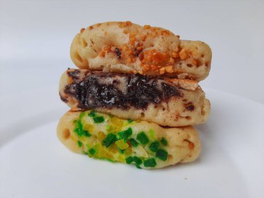 Pukis, çeşitli malzemelerle geleneksel Endonezya krepi. Beyaz tabakta. Beyaz arkaplanda izole edilmiş.