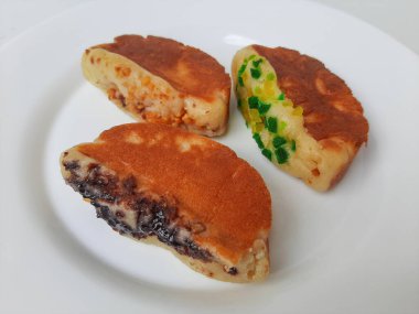 Pukis, çeşitli malzemelerle geleneksel Endonezya krepi. Beyaz tabakta. Beyaz arkaplanda izole edilmiş.