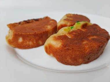 Pukis, çeşitli malzemelerle geleneksel Endonezya krepi. Beyaz tabakta. Beyaz arkaplanda izole edilmiş.