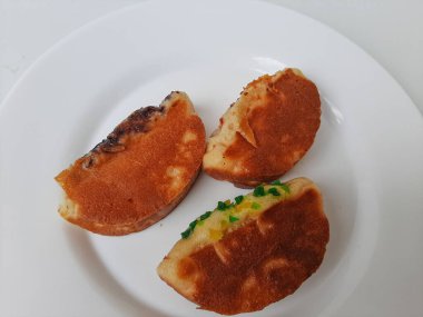 Pukis, çeşitli malzemelerle geleneksel Endonezya krepi. Beyaz tabakta. Beyaz arkaplanda izole edilmiş.