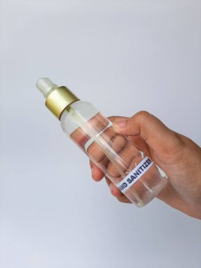 Temiz bir sprey şişesinde el dezenfektanı. Beyaz arkaplanda izole edilmiş