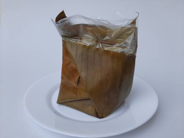 Pincuk, yemek kabı olarak kullanılan katlanmış muz yaprağı. Endonezya 'daki Cava kültüründen eski bir gelenek. Beyaz arkaplanda izole edilmiş