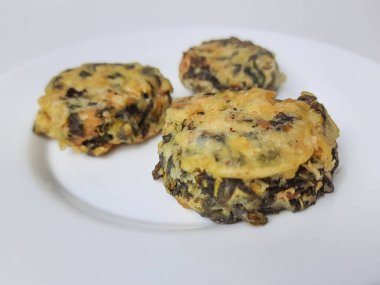 Rolade Daun Singkong, Endonezya 'dan kızarmış bir yemektir. Cassava yaprakları, tofu ve undan yapılmış. Beyaz arkaplanda izole edilmiş.