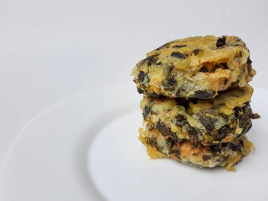 Rolade Daun Singkong, Endonezya 'dan kızarmış bir yemektir. Cassava yaprakları, tofu ve undan yapılmış. Beyaz arkaplanda izole edilmiş.