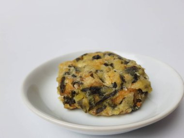 Rolade Daun Singkong, Endonezya 'dan kızarmış bir yemektir. Cassava yaprakları, tofu ve undan yapılmış. Beyaz arkaplanda izole edilmiş.