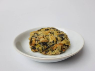 Rolade Daun Singkong, Endonezya 'dan kızarmış bir yemektir. Cassava yaprakları, tofu ve undan yapılmış. Beyaz arkaplanda izole edilmiş.