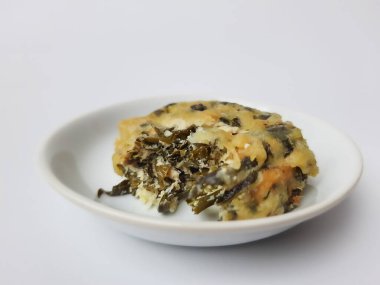 Rolade Daun Singkong, Endonezya 'dan kızarmış bir yemektir. Cassava yaprakları, tofu ve undan yapılmış. Beyaz arkaplanda izole edilmiş.