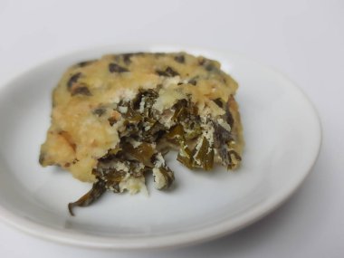 Rolade Daun Singkong, Endonezya 'dan kızarmış bir yemektir. Cassava yaprakları, tofu ve undan yapılmış. Beyaz arkaplanda izole edilmiş.