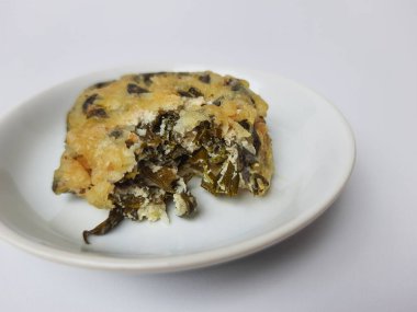 Rolade Daun Singkong, Endonezya 'dan kızarmış bir yemektir. Cassava yaprakları, tofu ve undan yapılmış. Beyaz arkaplanda izole edilmiş.