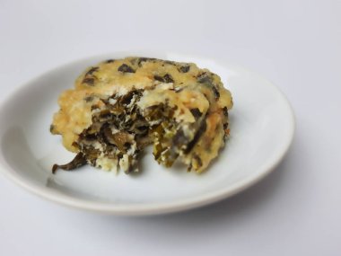 Rolade Daun Singkong, Endonezya 'dan kızarmış bir yemektir. Cassava yaprakları, tofu ve undan yapılmış. Beyaz arkaplanda izole edilmiş.