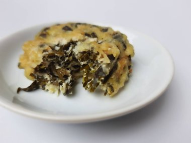 Rolade Daun Singkong, Endonezya 'dan kızarmış bir yemektir. Cassava yaprakları, tofu ve undan yapılmış. Beyaz arkaplanda izole edilmiş.