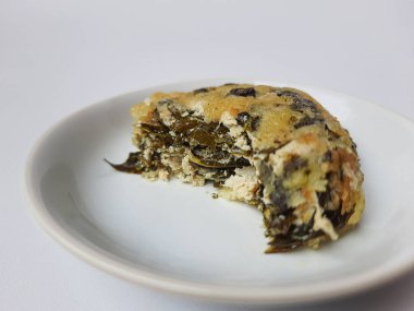 Rolade Daun Singkong, Endonezya 'dan kızarmış bir yemektir. Cassava yaprakları, tofu ve undan yapılmış. Beyaz arkaplanda izole edilmiş.