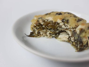 Rolade Daun Singkong, Endonezya 'dan kızarmış bir yemektir. Cassava yaprakları, tofu ve undan yapılmış. Beyaz arkaplanda izole edilmiş.