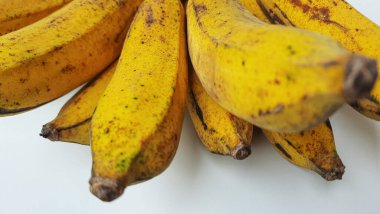 AAB grubundan bir tarak raja veya pisang raja veya Musa paradisiaca. Beyaz arkaplanda izole edilmiş