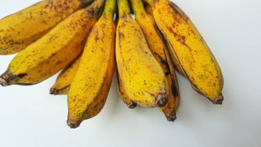 AAB grubundan bir tarak raja veya pisang raja veya Musa paradisiaca. Beyaz arkaplanda izole edilmiş