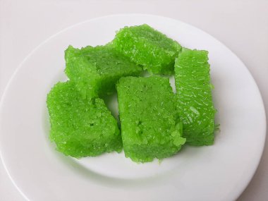 Wajik ketan, Endonezya 'dan geleneksel bir aperatif. Yapışkan pirinçten yapılmış. Beyaz bir plaka üzerinde, beyaz arka planda izole edilmiş..