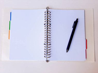 Siyah kalem ve beyaz kağıt klasörü. Beyaz bir arka planda izole edilmiş. Üst görünüm