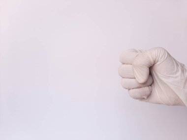 Beyaz eldiven verin. El hareketi, sıkılmış yumruk. Beyaz arka planda izole edilmiş. Metin için boşluk