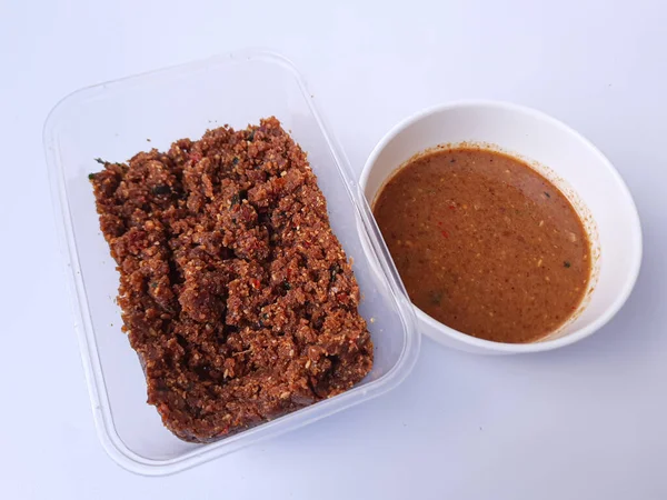 インドネシアのサラダには サンベルの皮やピーナッツソース 希釈前と後の比較 希釈されたソースはスパイスと混合固体ピーナッツをマッシュされる前に — ストック写真