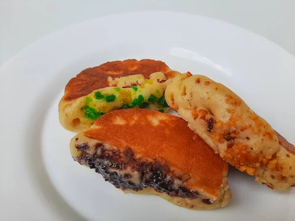 Pukis Uma Panqueca Tradicional Indonésia Com Várias Coberturas Placa Branca — Fotografia de Stock